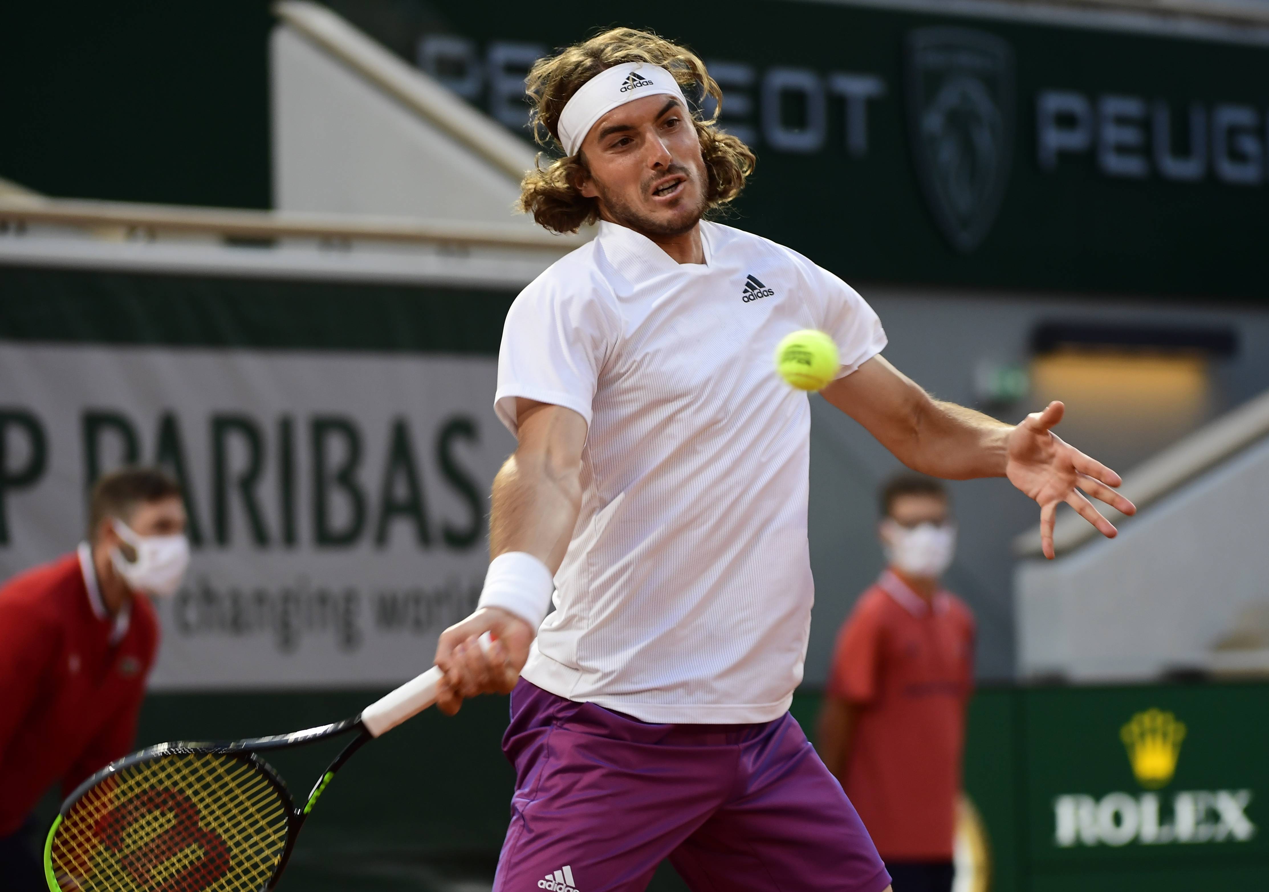 关于英国网球队横扫澳大利亚网球队，西西帕斯高光表现的信息