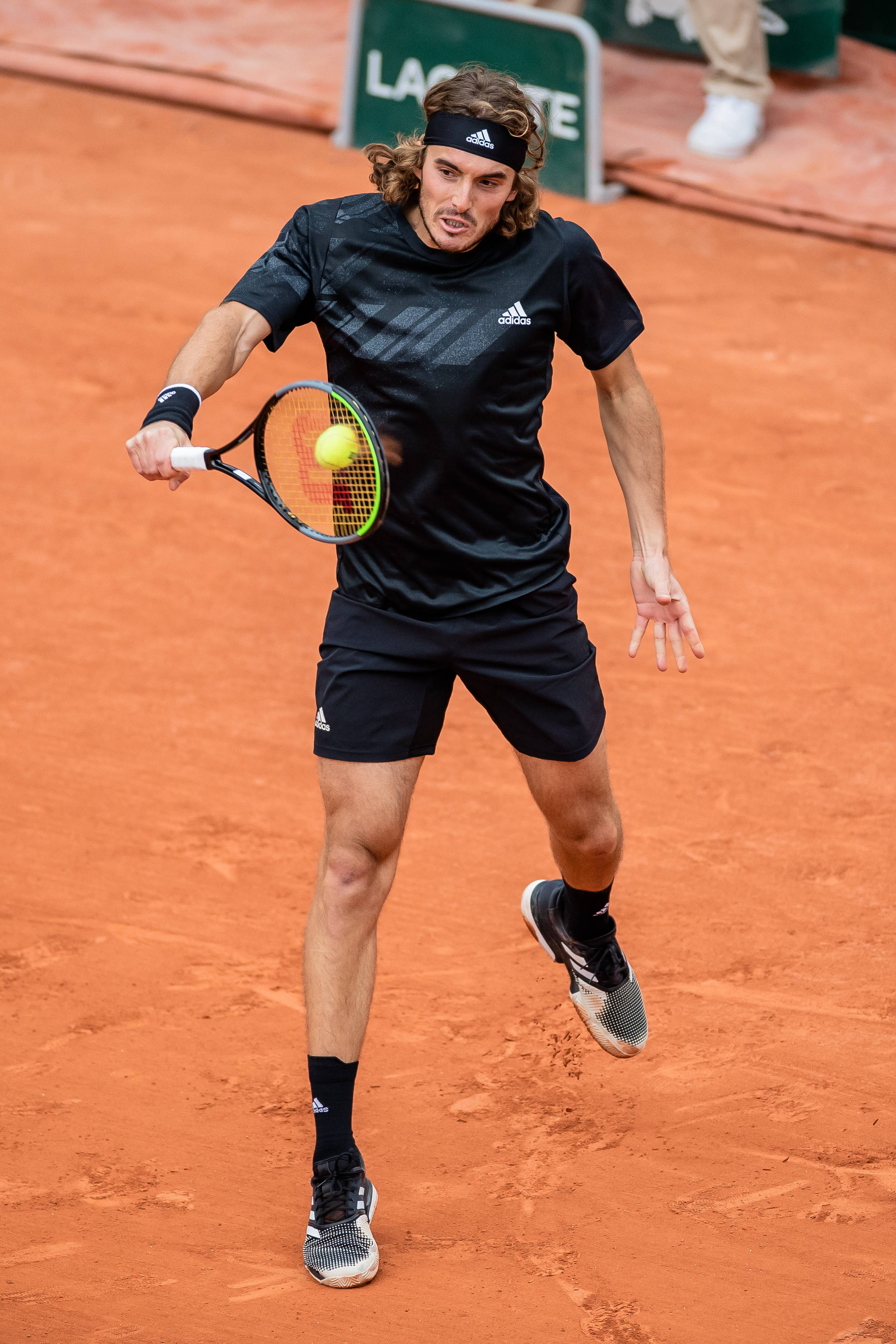 关于英国网球队横扫澳大利亚网球队，西西帕斯高光表现的信息