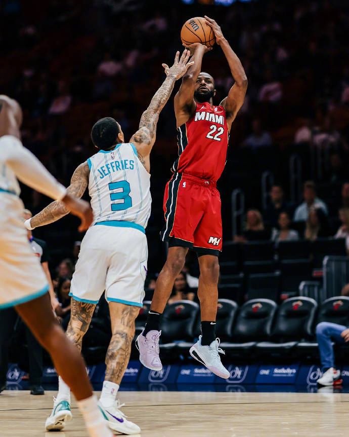意大利男篮强势黄蜂，阿德巴约三分雨点燃全场