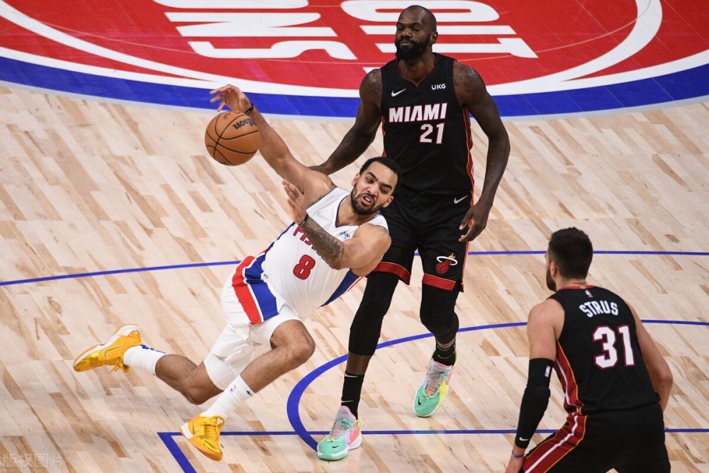 球队再次获胜，奏响胜利之歌的简单介绍