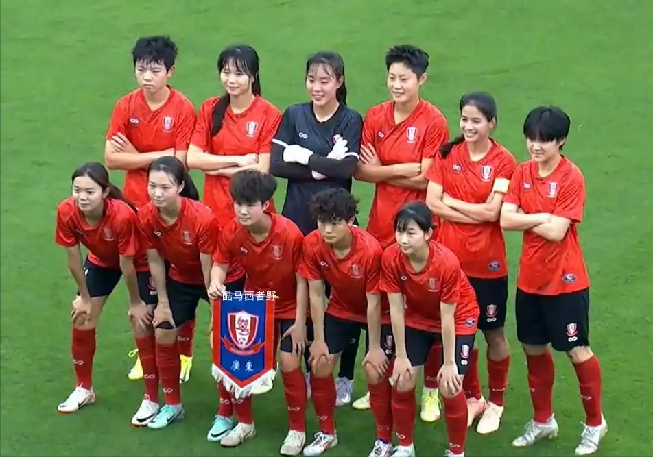 场上风云：女足队员巧夺胜利的简单介绍