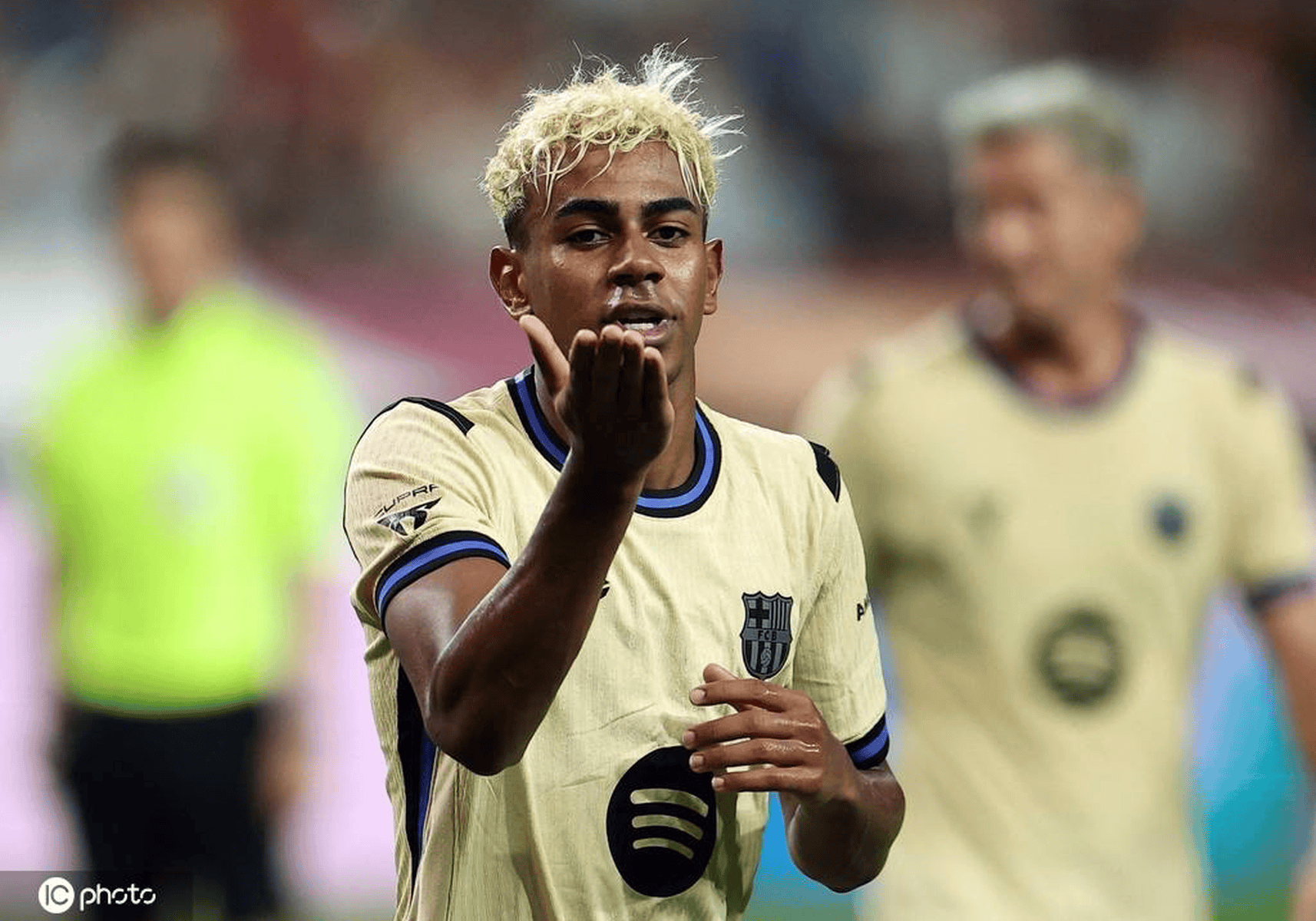 包含巴塞罗那主场大胜，保持领先优势的词条