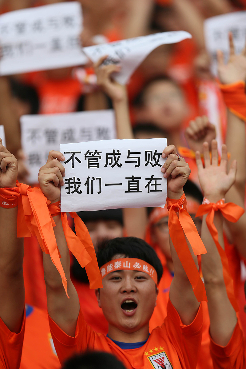 足球盛宴再度上演,球员们全力拼搏的简单介绍 足球盛宴再度上演,球员们全力拼搏的简单介绍