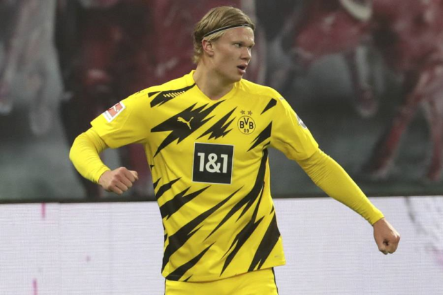 包含沙尔克遭遇挑战，艰苦胜利赢得关键三分的词条